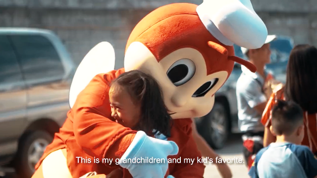Jollibee surprises holiday commuters with free Chickenjoy during their ride home